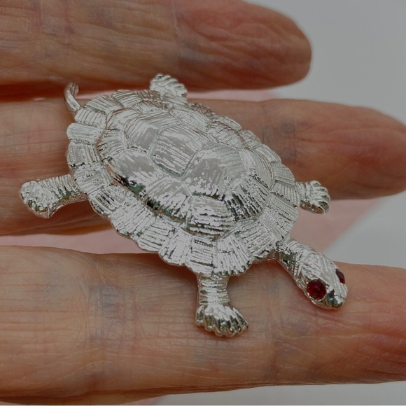 GERRY'S Silvertone Turtle Brooch Red Eyes - Picture 5 of 5